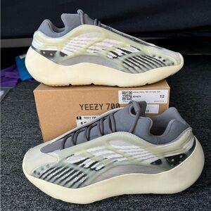 Yeezy 700 V3 “Fade Salt”